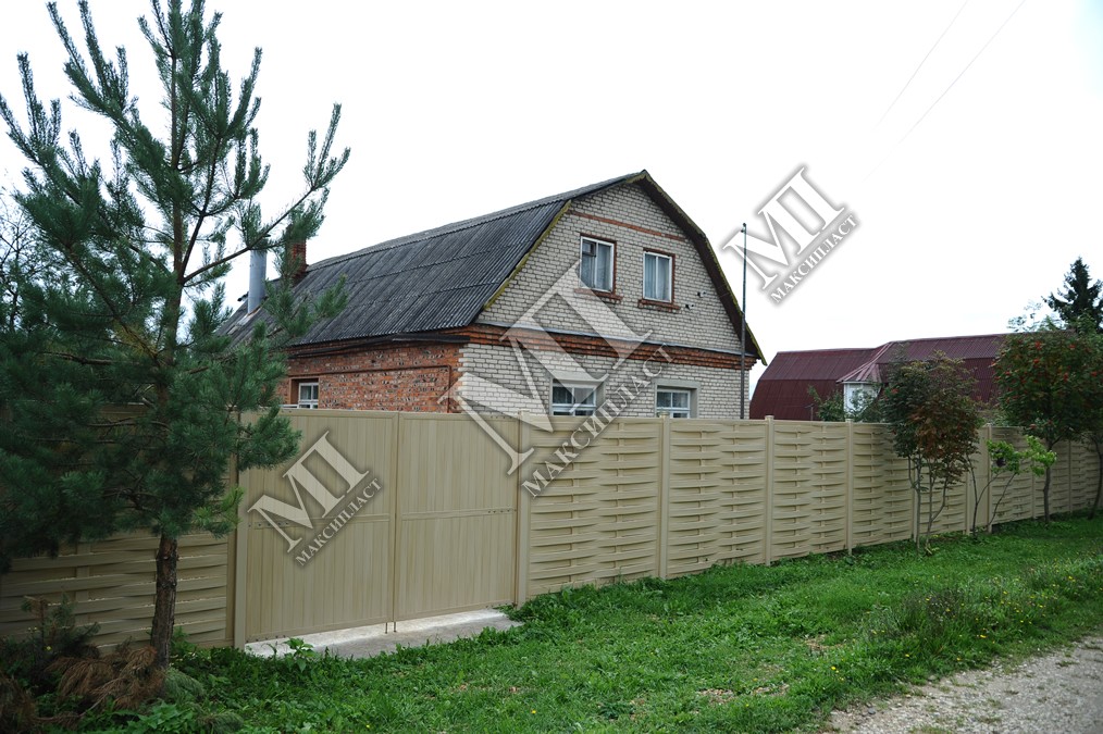 Деревянная забор с воротами и калиткой в частный дом