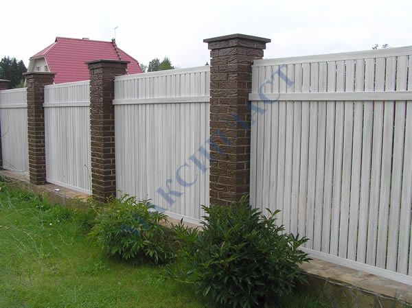 Комбинированный белый забор с кирпичными столбами
