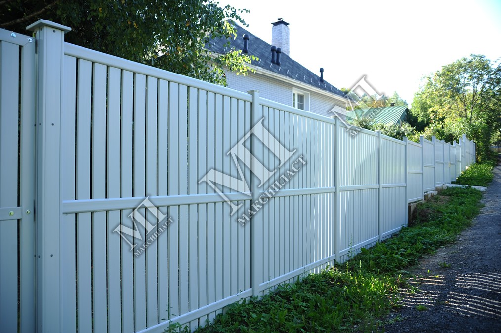 Белый забор из штакетника для частного дома