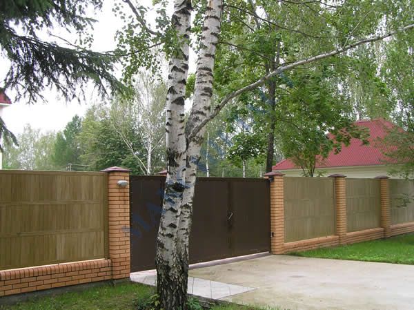 Деревянный забор с кирпичными столбами