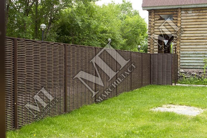 Плетеный забор коричневый