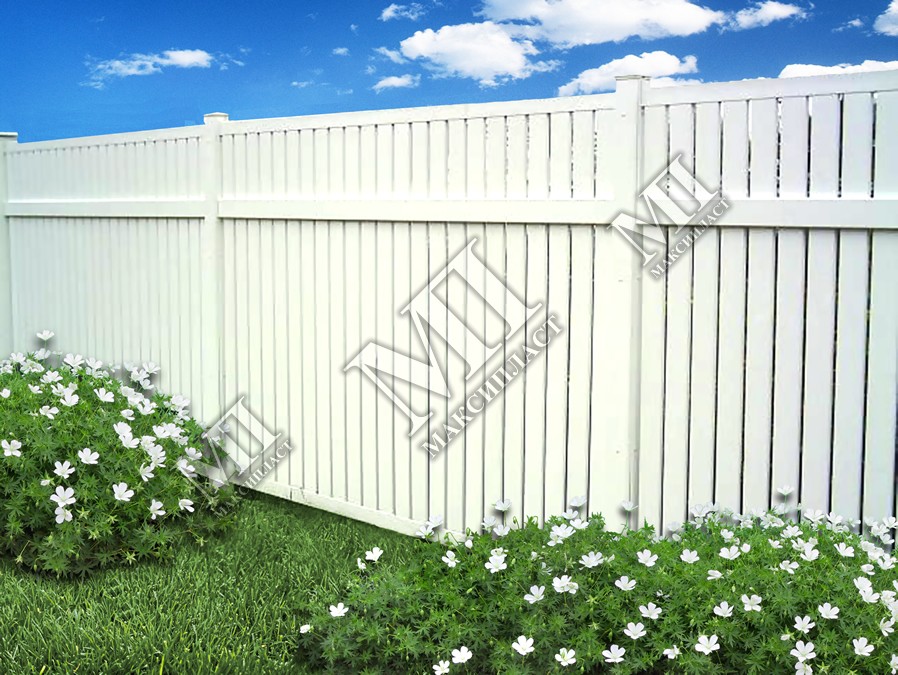 Белый деревянный забор из штакетника