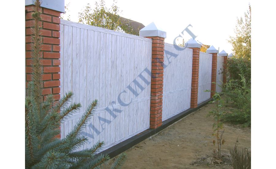 Забор с кирпичными столбами белого цвета