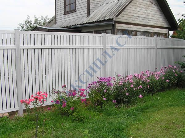 Белый деревянный забор для загородного дома