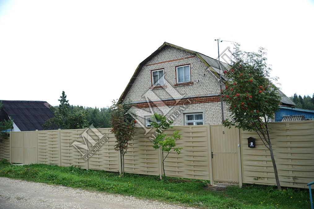 Деревянная забор с воротами и калиткой в частный дом