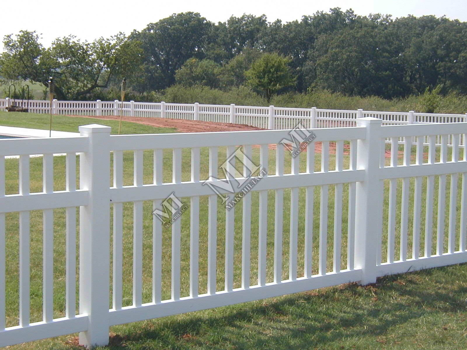 Белый забор вокруг земельного участка