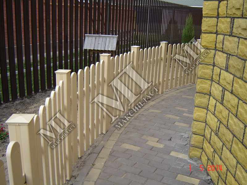 Невысокий декоративный забор на участке