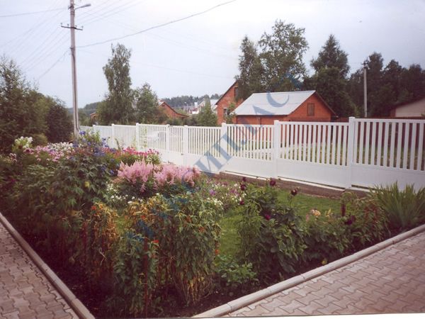 Белый комбинированный забор
