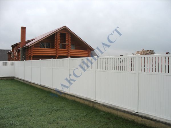 Белый забор для загородного дома